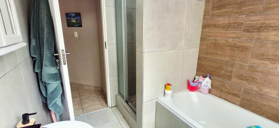 2 Bedroom Property for Sale in Langenhovenpark Free State